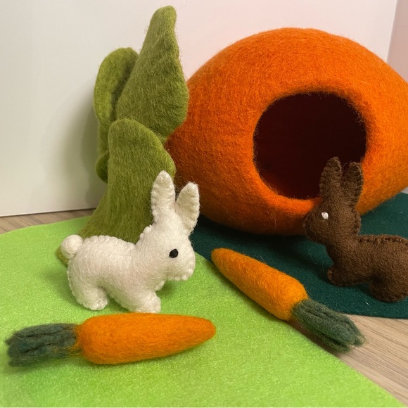 Felt Carrot & Rabbits - Picture 1 of 5